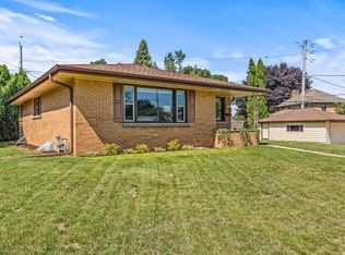 4017 S Caulfield Ave, Saint Francis, WI 53235