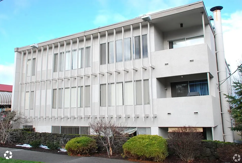 Sunset House Apartments — Photo 1