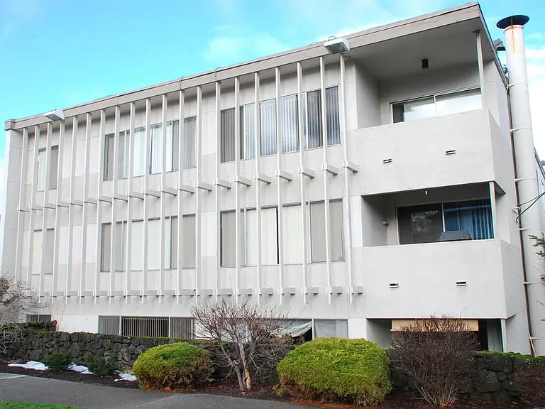 Sunset House Apartments — Photo 1