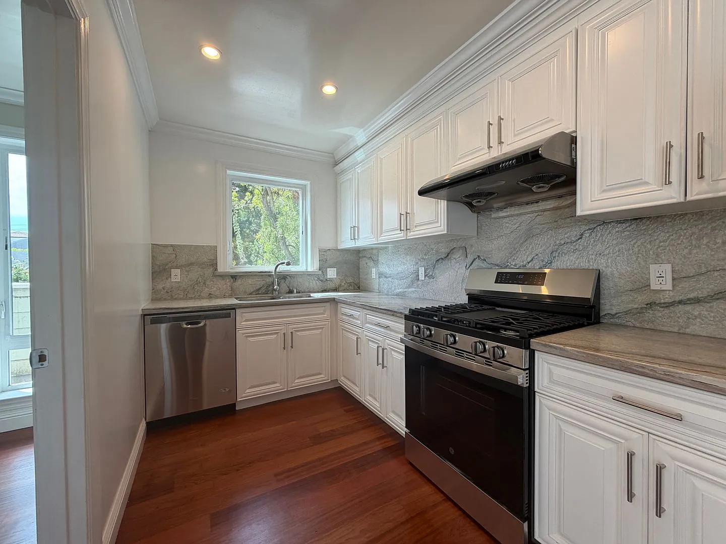 Six Bedrooms in Convenient Location!! — Photo 4