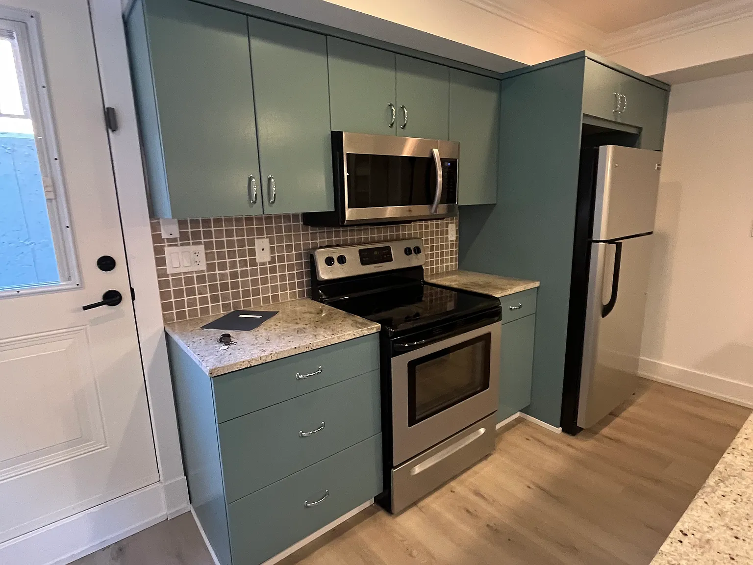 Great Location 1 Bdrm Suite — Photo 3