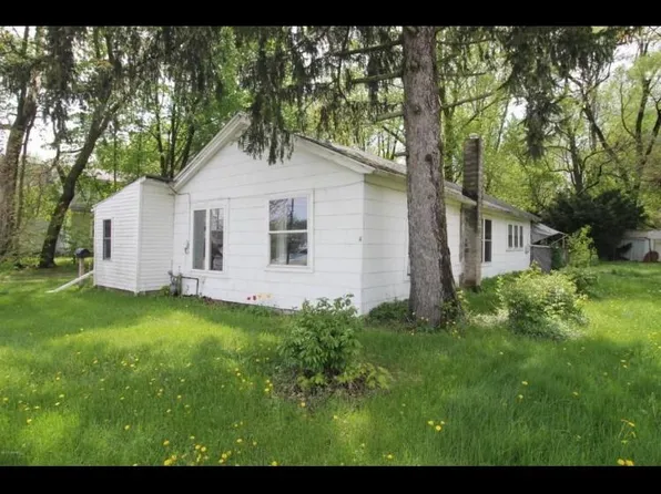 405 N Red Bud Trl, Buchanan, MI 49107
