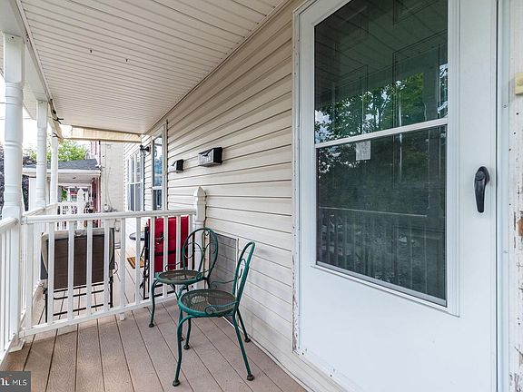 3rd image of 667 Walnut St