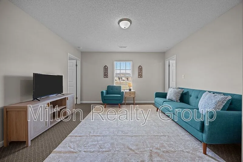 3 bed, 3.0 bath, 1235 sqft, $2,800 — Photo 2
