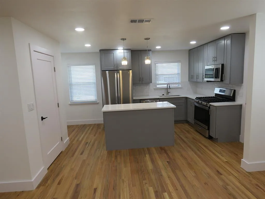 2 bed, 2.0 bath, 1102 sqft, $2,200 — Photo 2