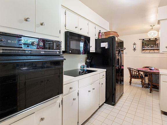 3rd image of 618 Hall Dr