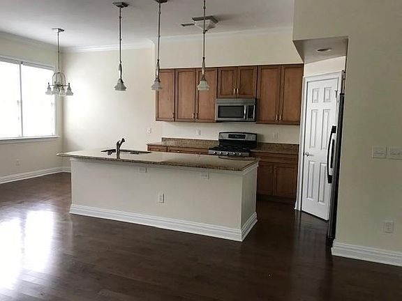 2nd image of 1450 Manor Blvd #1450
