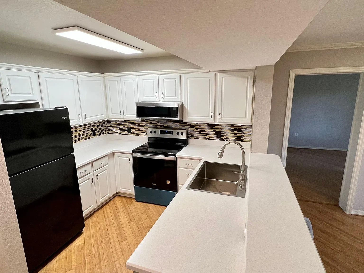 2 bed, 1062 sqft, $1,900 — Photo 4