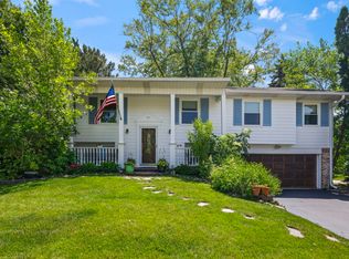 881 Woodhollow Ln, Buffalo Grove, IL 60089