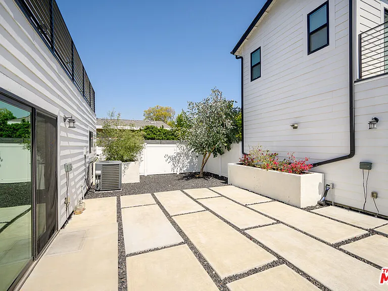 5826 Craner Ave #5826 — Photo 12