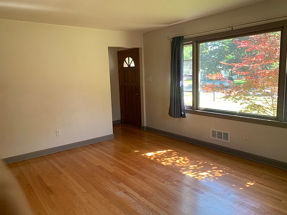 4th image of 15938 School St
