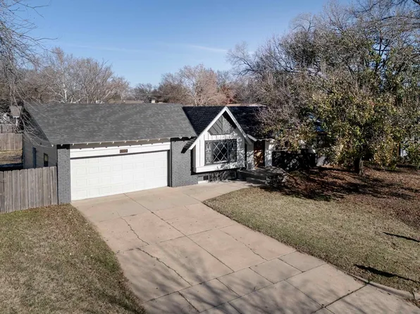 8220 E Peach Tree Ln, Wichita, KS 67207