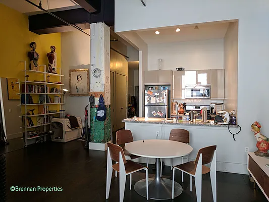 Rented by Manhattan Management LLC | media 32