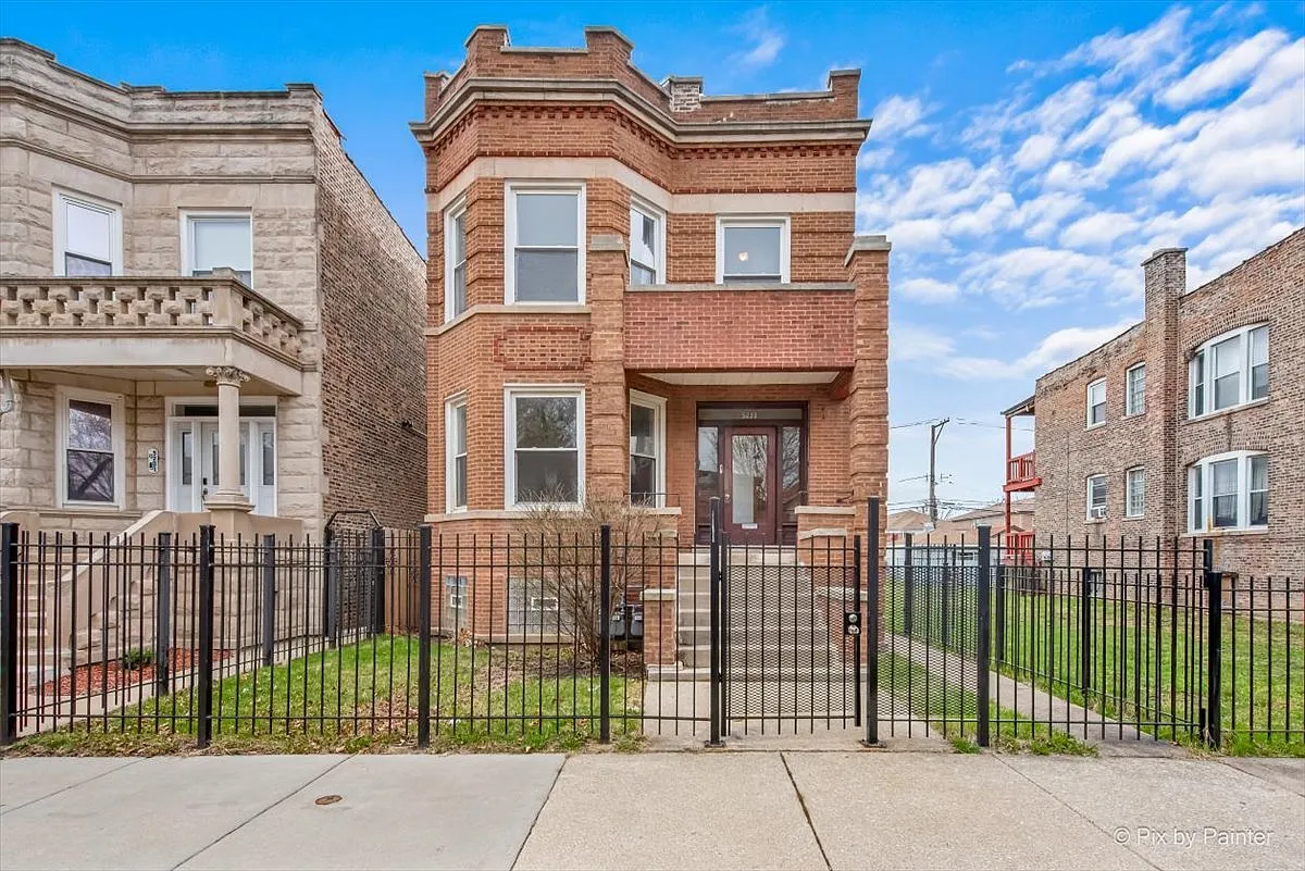 2 bed, 900 sqft, $1,800 — Photo 1