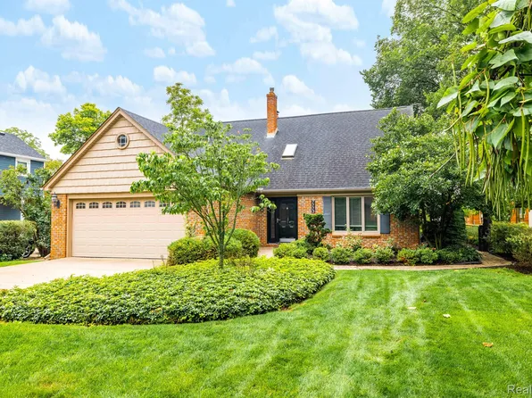 7773 Church Rd, Grosse Ile, MI 48138