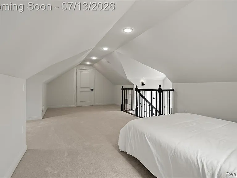 1049 Chapin Ave — Photo 32