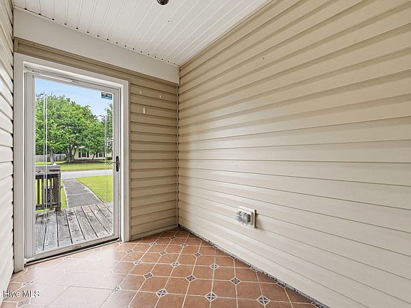 5th image of 275 Raintree Road