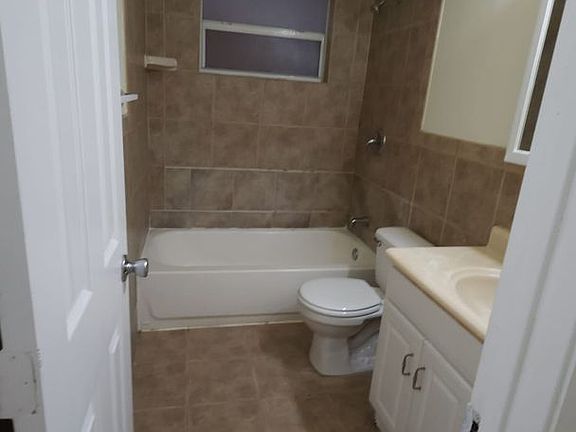 5th image of 978 SW 10th Dr APT 11