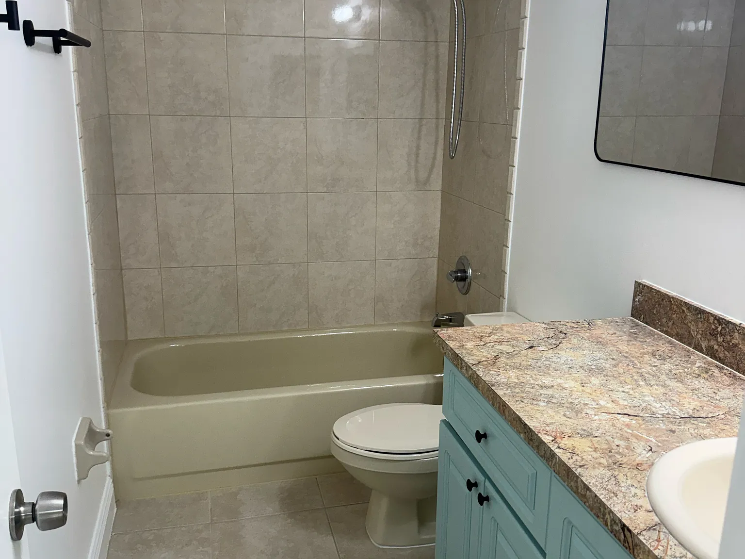 3 bed, 1100 sqft, $2,599 — Photo 2