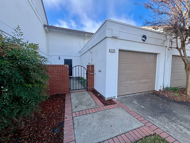 5170 Riverside Blvd — Photo 2
