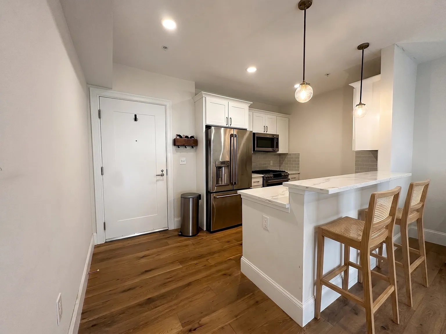 2 bed, 1.0 bath, 892 sqft, $3,900 — Photo 3