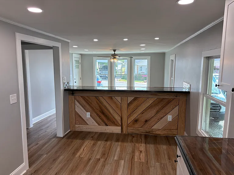 406 Realty St SW — Photo 2