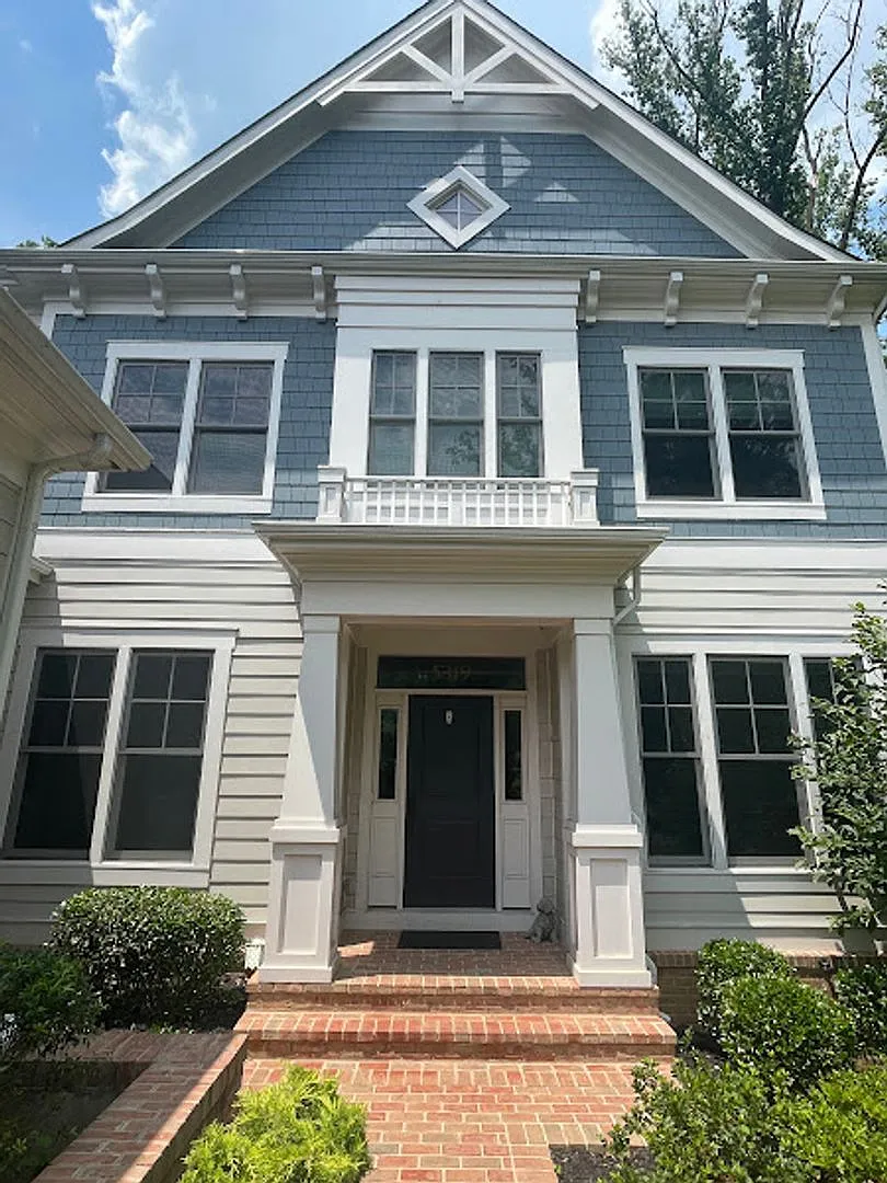 5 Bed 4 Bath Luxurious Craftsman Set In Bethesda Mews — Photo 2