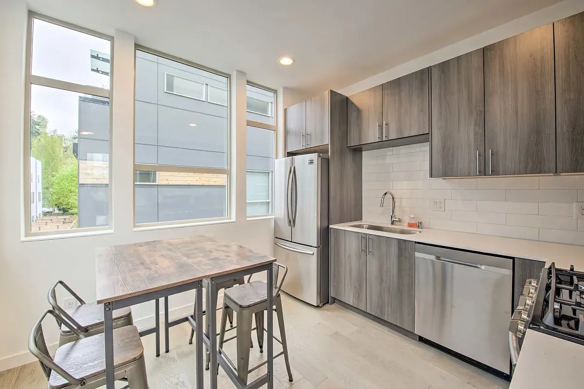 2 bed, 2.5 bath, 1010 sqft, $2,850 — Photo 2