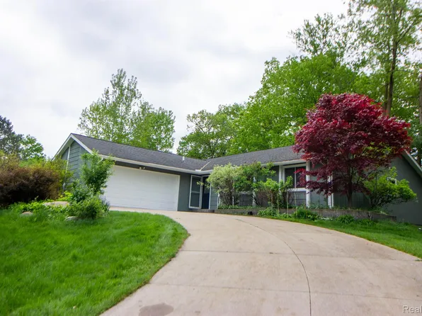 5107 Chestershire Ct, West Bloomfield, MI 48322