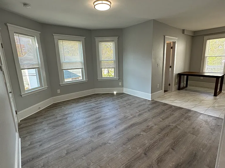 517 Washington St — Photo 2