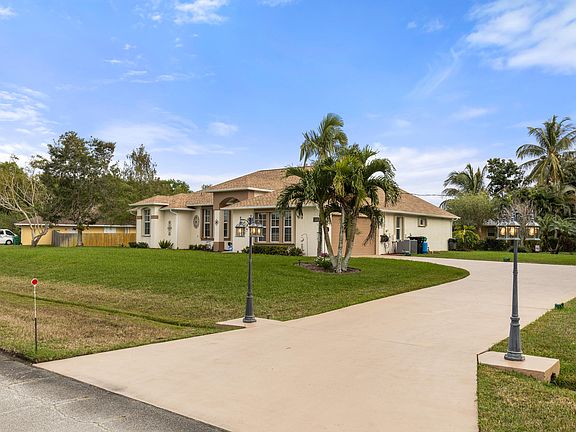 2nd image of 104 SW Lion Lane