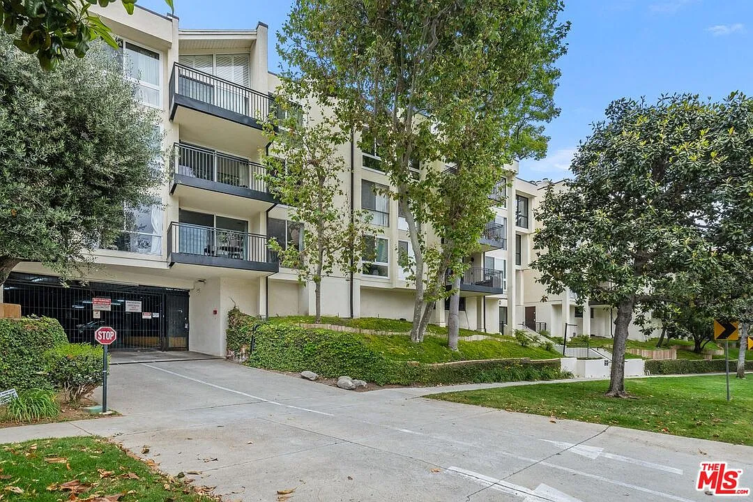 Building Photo - 1340 S Beverly Glen Blvd #303