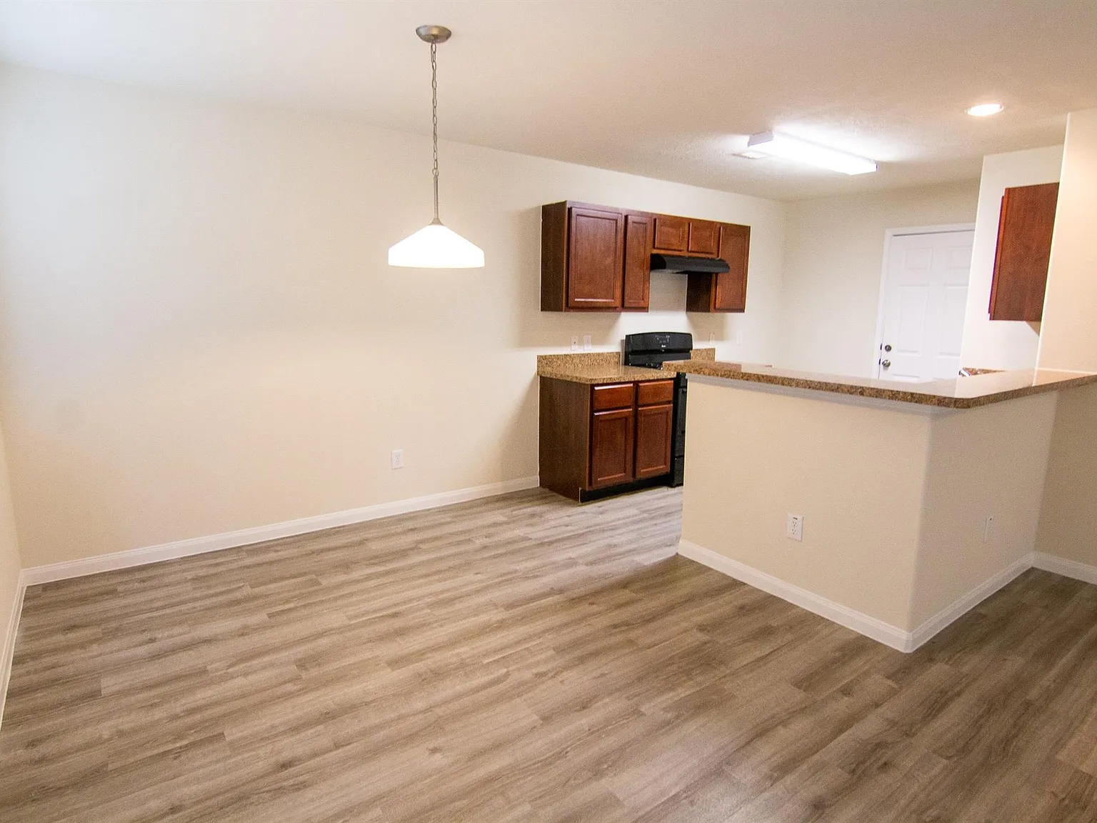 3 bed, 2.5 bath, 1425 sqft, $1,935 — Photo 2