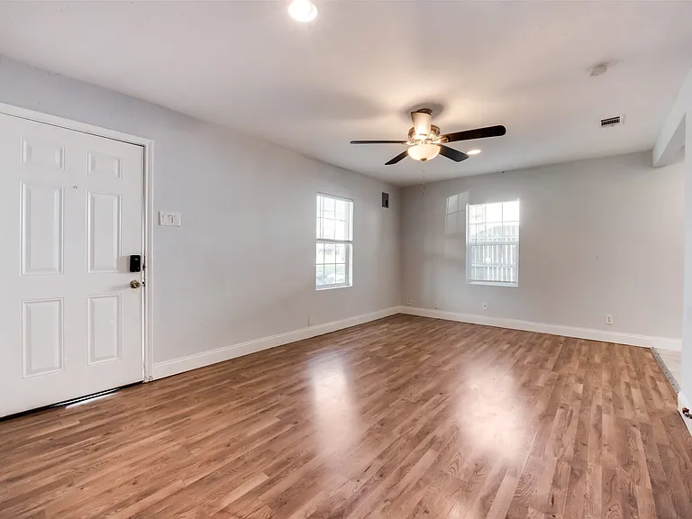 219 Red Wing Dr — Photo 3