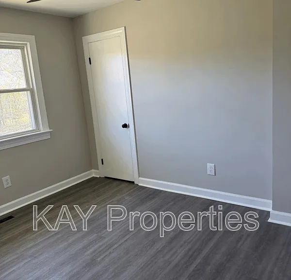 1200 E Holly St — Photo 2