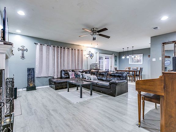 3rd image of 1010 Almond Cir