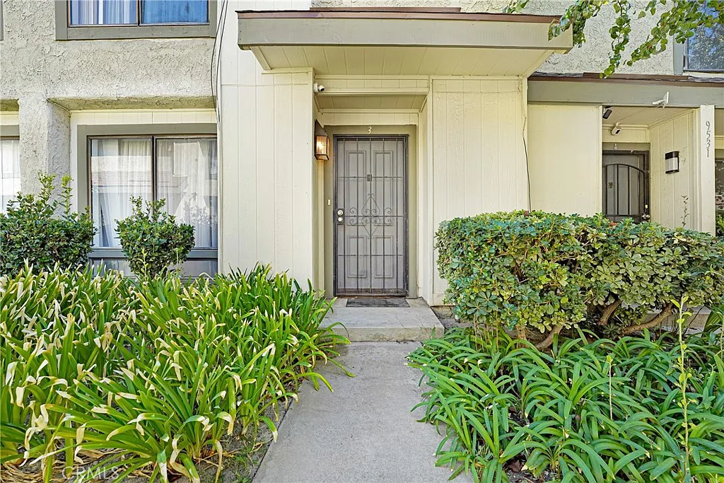 2 bed, 2.5 bath, 1109 sqft, $3,200 — Photo 2