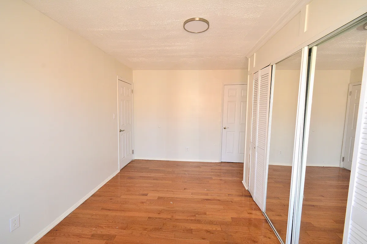 Building Photo - 1510 Beach 12th St #2