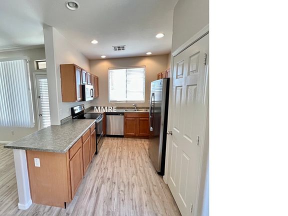 5th image of 1029 E Julian Dr