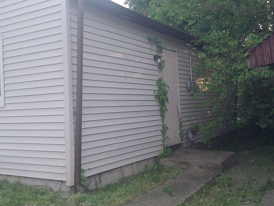 2nd image of 2806 N Lasalle St