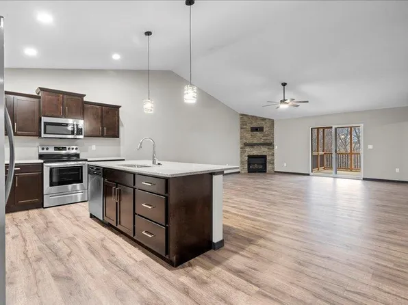 1414 Legend Dr, Tiffin, IA 52340