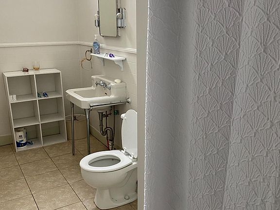 5th image of 659 W Main St #7