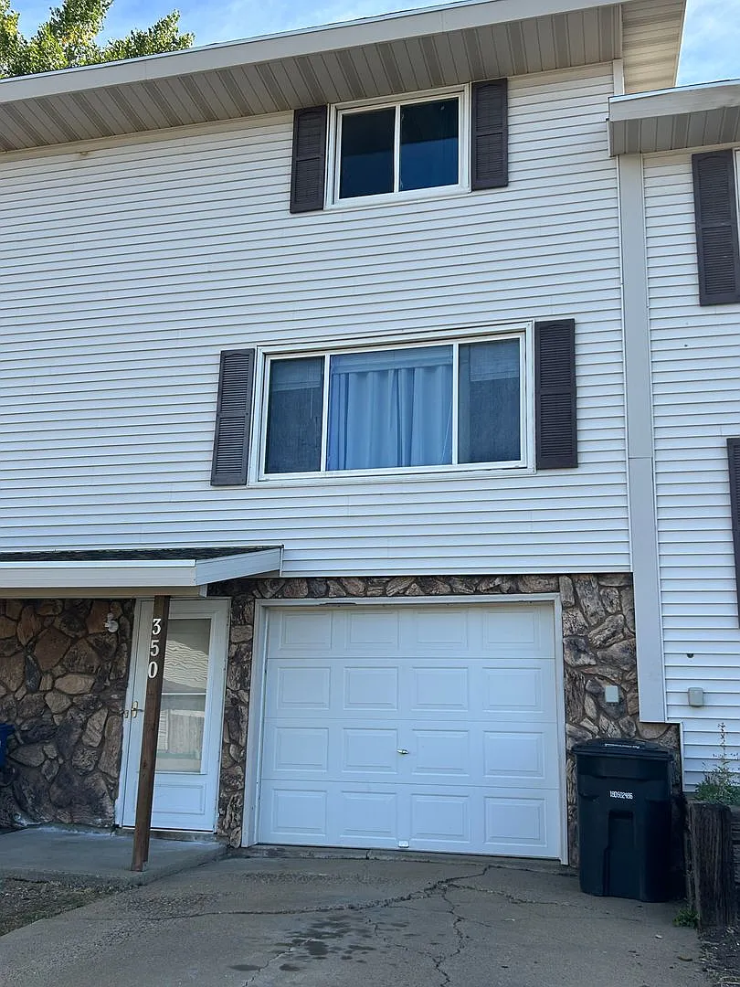 Lovely Townhouse for Rent with Balcony! — Photo 3