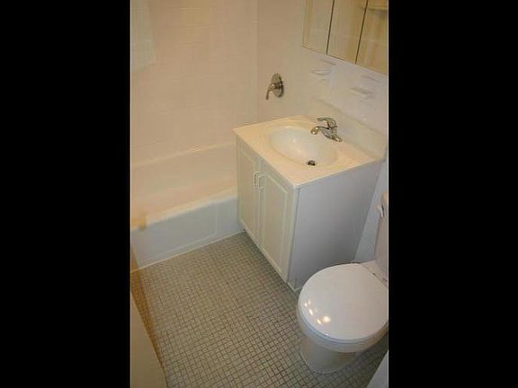 4th image of 527 Bloomfield Ave APT B4