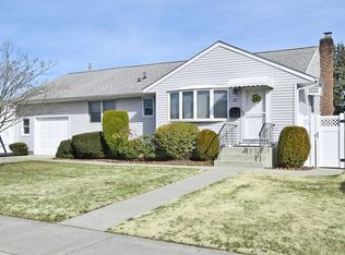 25 Ferndale Dr, Hicksville, NY 11801