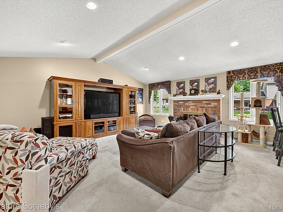 5th image of 23499 Winthrop Ct