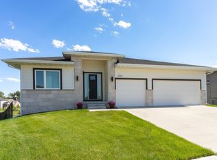 16406 Deerview Dr, Urbandale, IA 50323