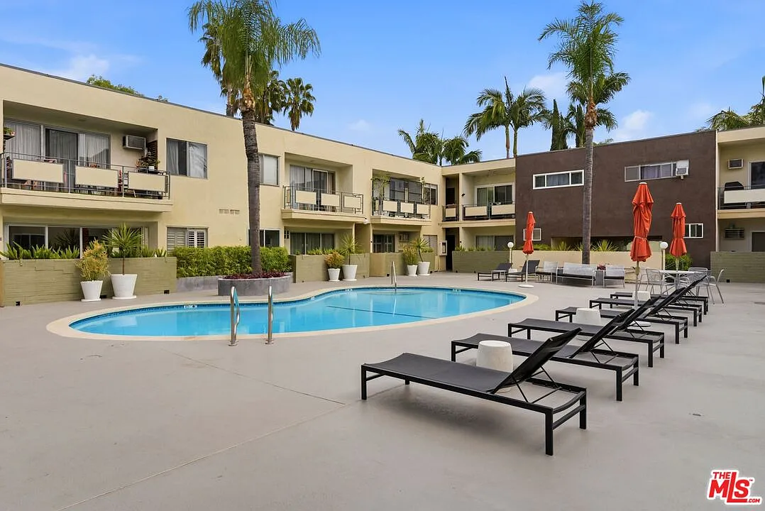 2 bed, 2.0 bath, 1085 sqft, $3,900 — Photo 2
