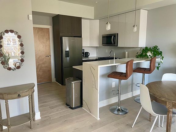 Kitchen/dining area with 15" countertop perfect for bar stools