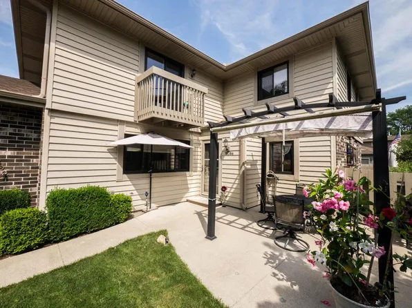 16364 West Coachlight DRIVE, New Berlin, WI 53151